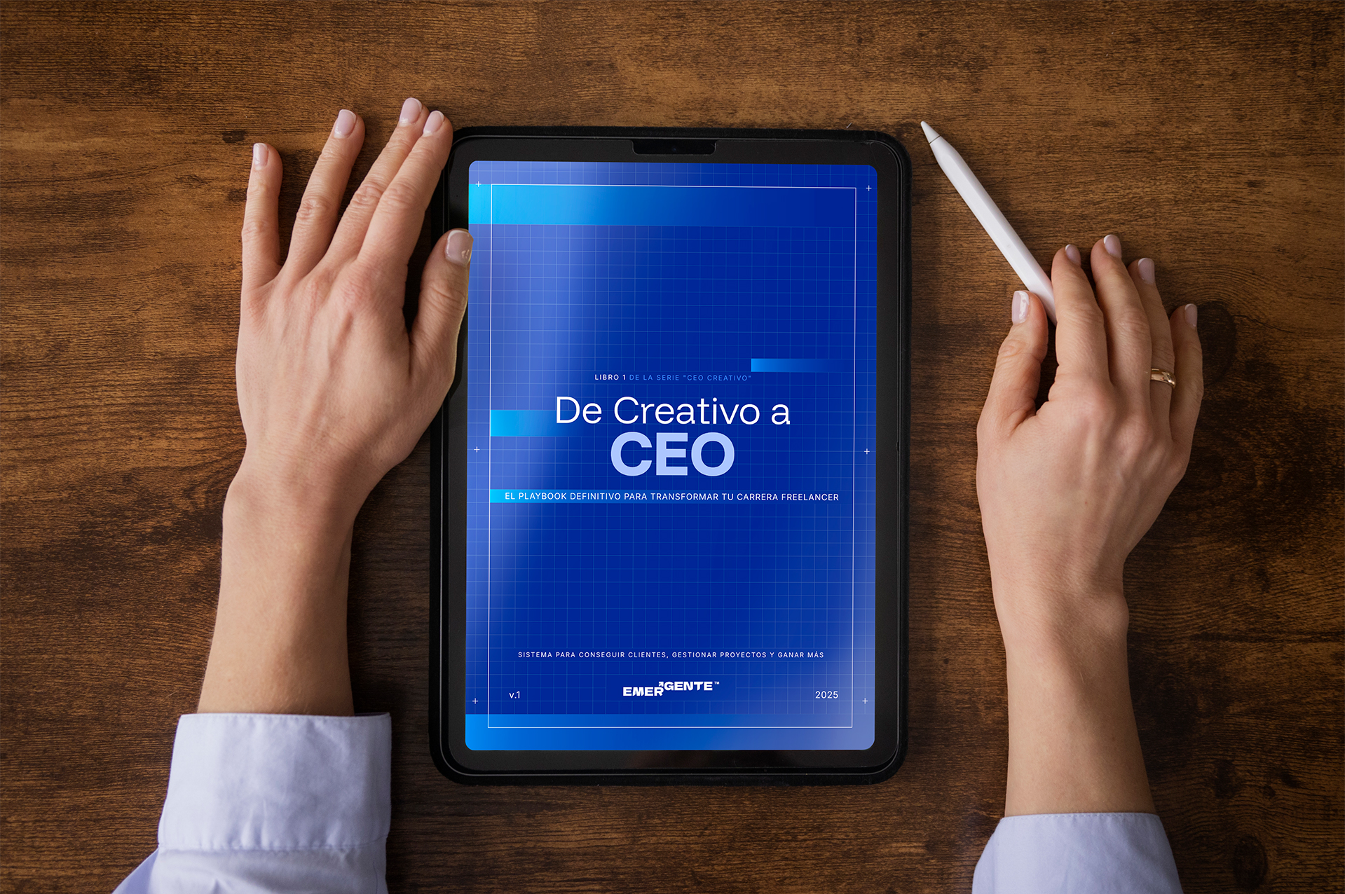 Mockup del ebook De Creativo a CEO en una tablet